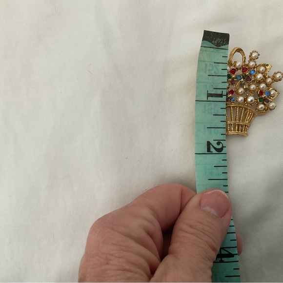 Elegant Gold Floral Brooch with Pearls and Gem Accents - Picture 3 of 4